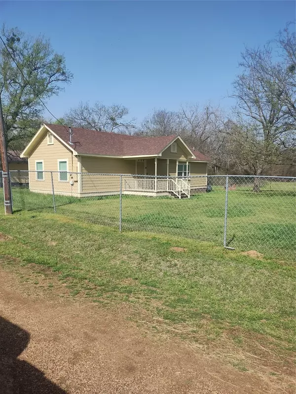 609 W Barton ST, Calvert, TX 77837