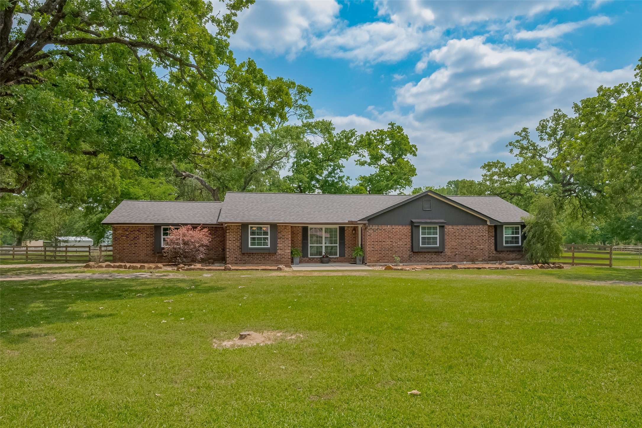 8 Riverwood LN, Hempstead, TX 77445