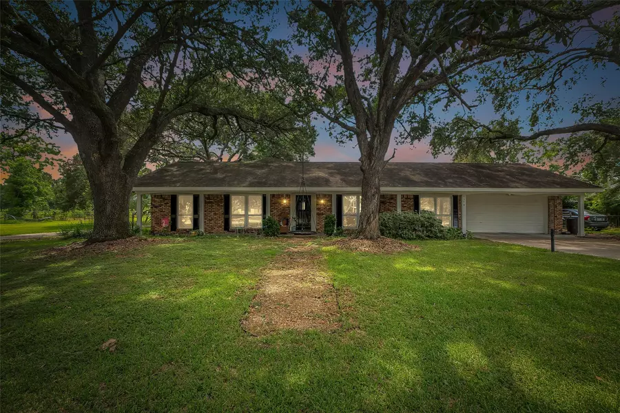 1318 Moller RD, Alvin, TX 77511