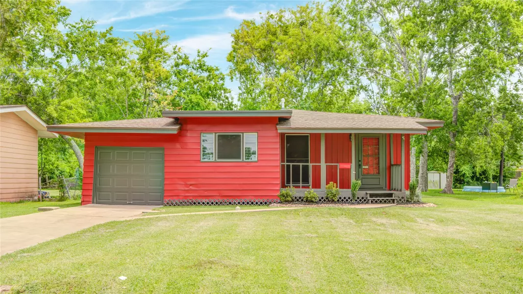 110 Cherry ST, Lake Jackson, TX 77566