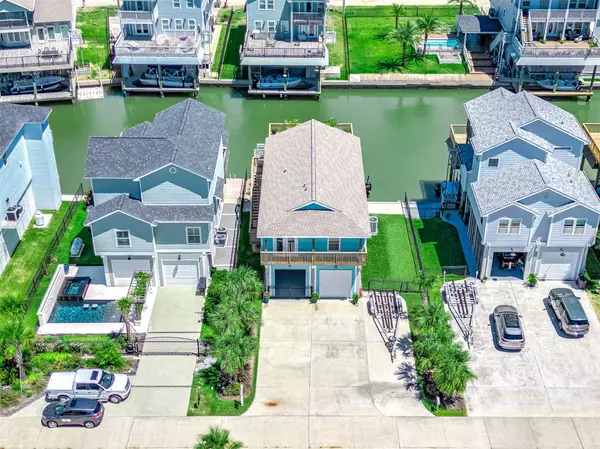 422 Amanda CIR,  Tiki Island,  TX 77554