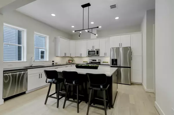 2204 B Lou Ellen LN, Houston, TX 77018