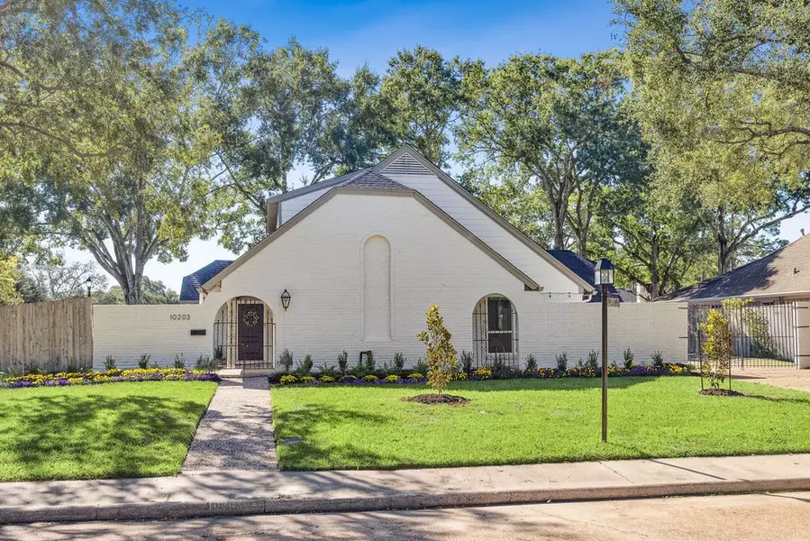 10203 Meadow Lake LN, Houston, TX 77042