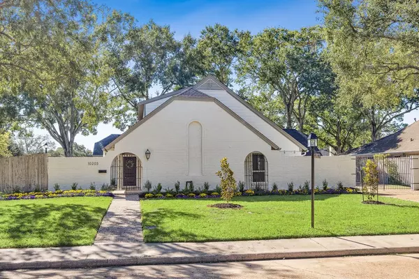 10203 Meadow Lake LN, Houston, TX 77042
