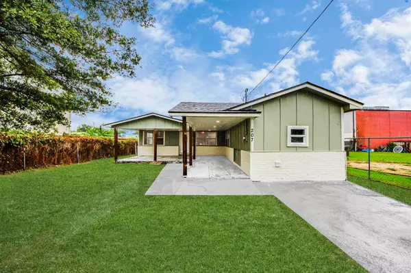 207 E Defee AVE, Baytown, TX 77520