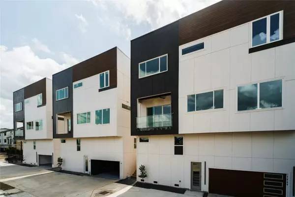 1053 W 15th 1/2 ST, Houston, TX 77008