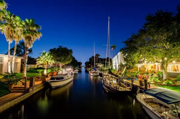 16 Harbor LN, Kemah, TX 77565