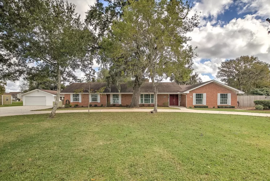 106 Woodland RD, Lake Jackson, TX 77566