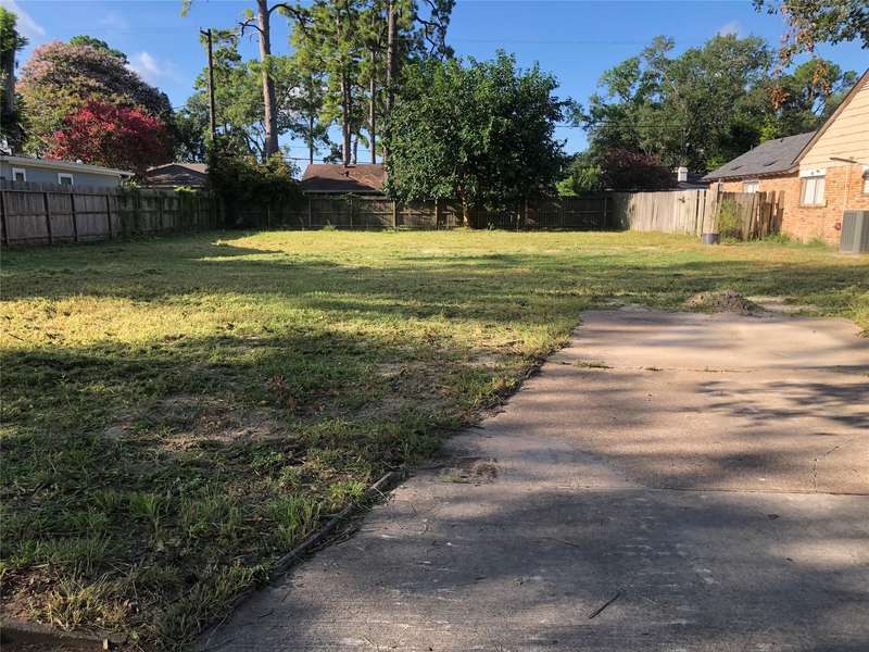 10031 Cedardale DR, Houston, TX 77055