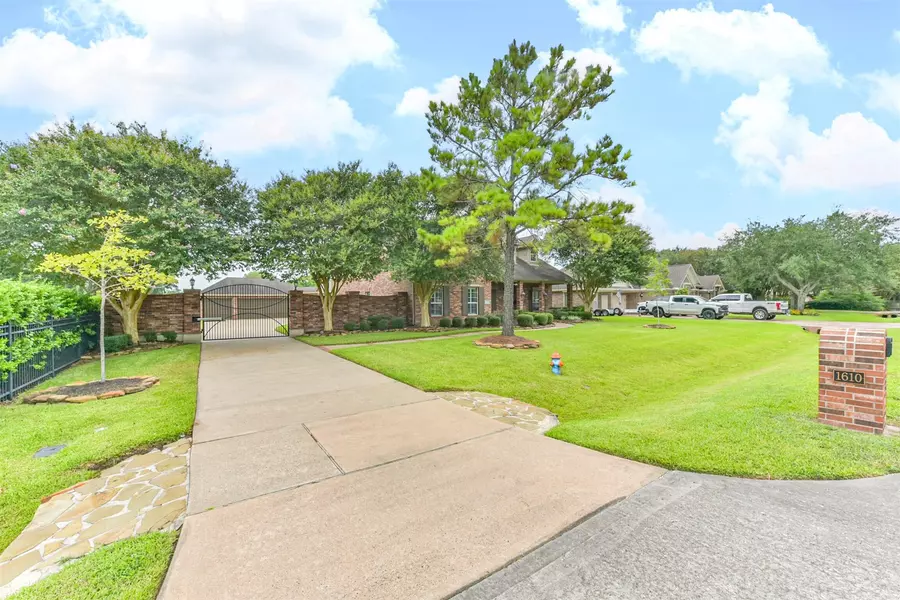 1610 Pine Crest DR, Pearland, TX 77581