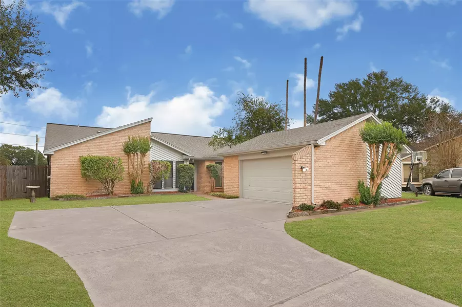 8726 Wildforest DR, Houston, TX 77088