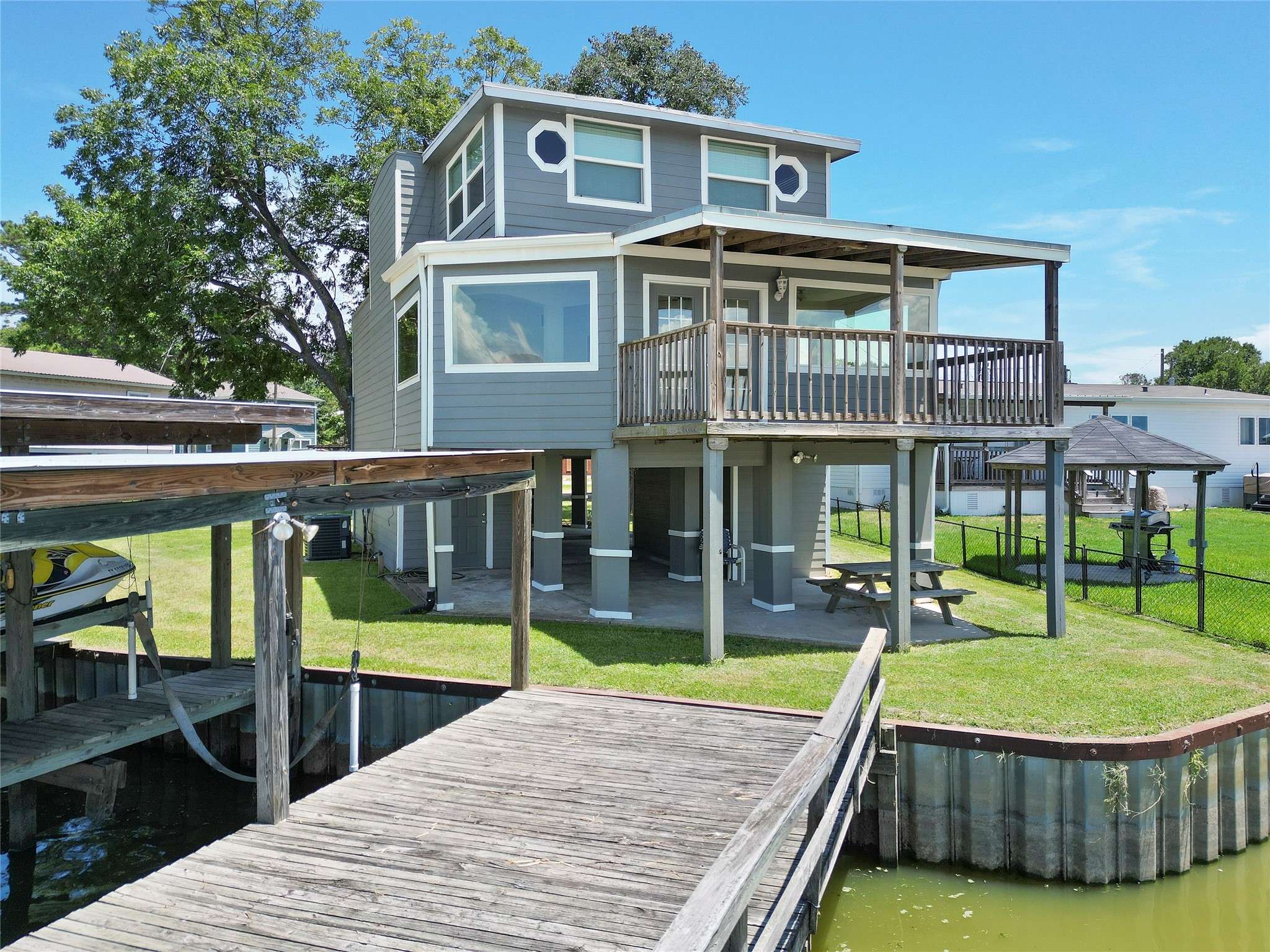 Onalaska, TX 77360,210 W Lakeview