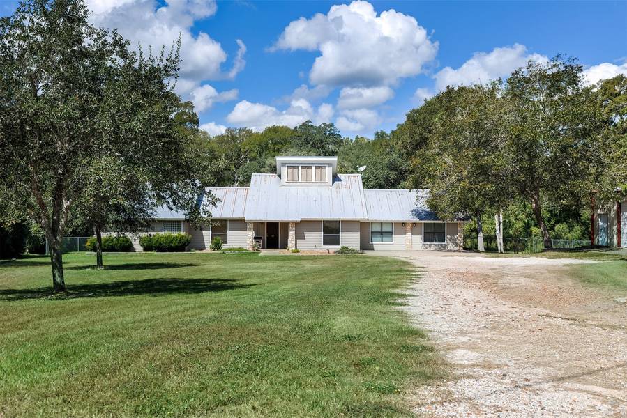 12 Creekwood DR, Schulenburg, TX 78956