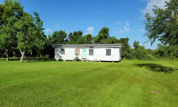 114 Sylvia ST, Anahuac, TX 77514