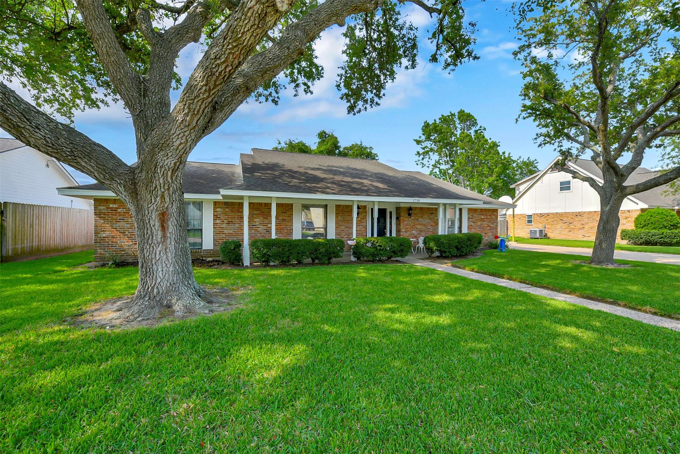 1718 22nd AVE N,  Texas City,  TX 77590