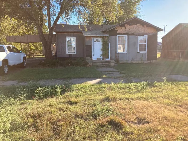 903 W 8th ST, Quanah, TX 79252