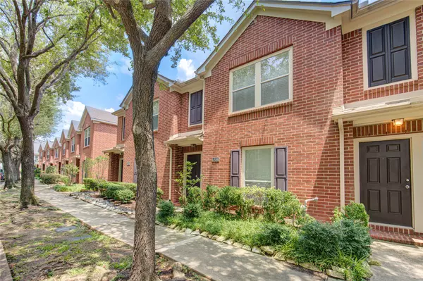 830 W Heights Hollow LN, Houston, TX 77007