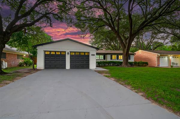 9618 Meadowbriar LN, Houston, TX 77063
