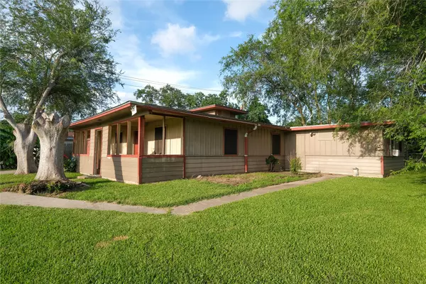 1135 Yaupon ST, Freeport, TX 77541