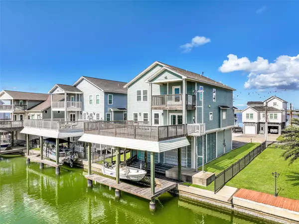 425 Jeanie Lynn CIR, Tiki Island, TX 77554