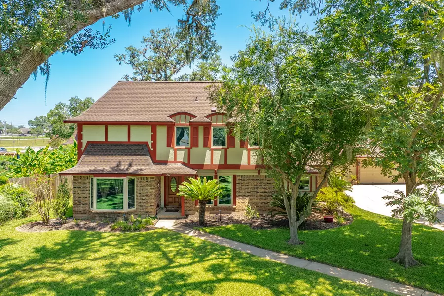 304 Arrowwood ST, Lake Jackson, TX 77566