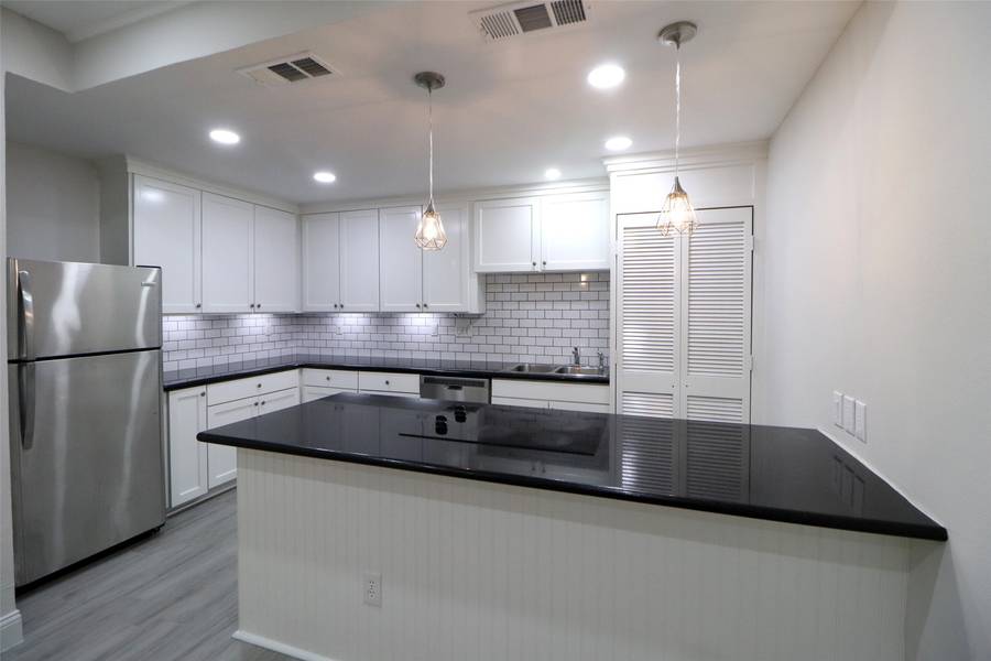 5929 Queensloch DR #115, Houston, TX 77096