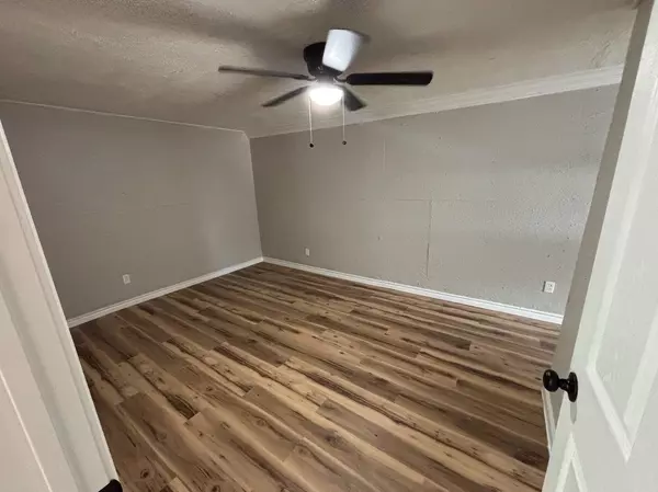 Alvin, TX 77511,211 #B W South ST