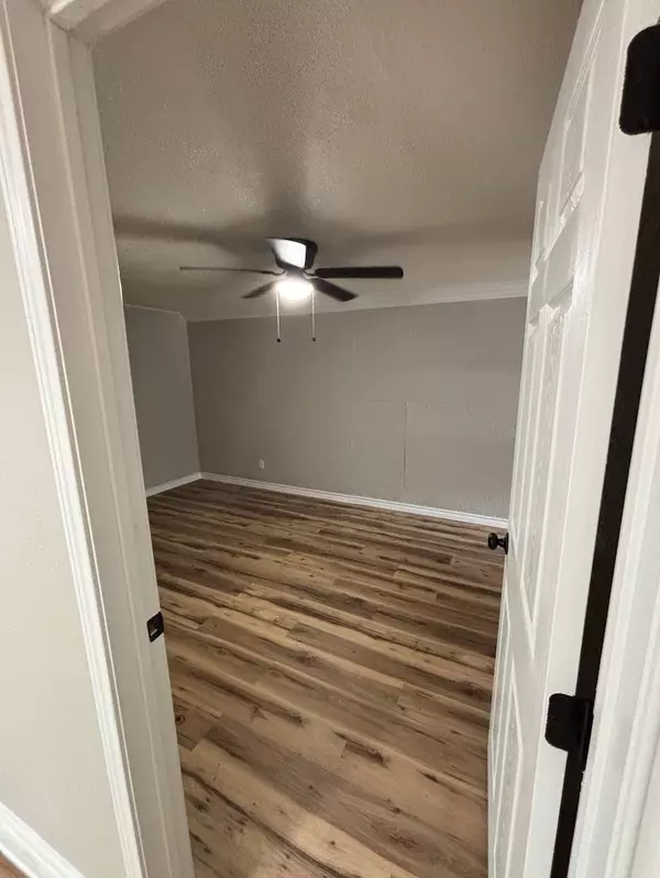 Alvin, TX 77511,211 #B W South ST