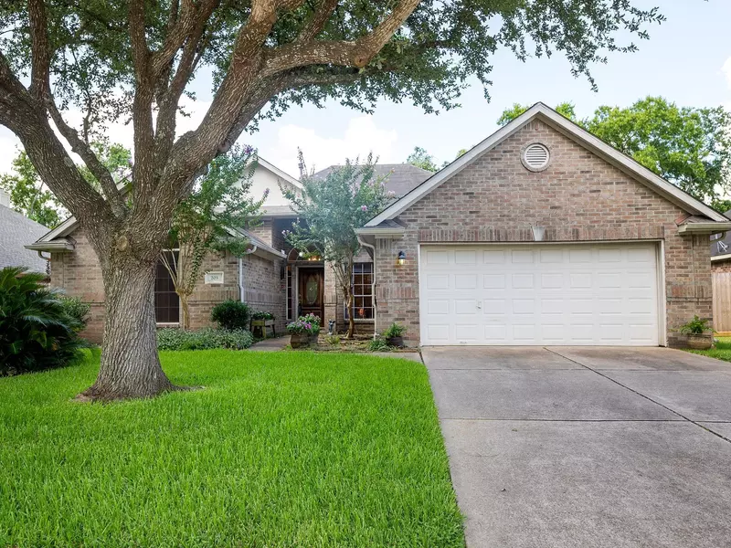 203 Briarglen DR, League City, TX 77573