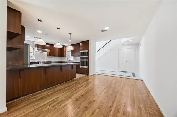Houston, TX 77019,902 S Shepherd DR
