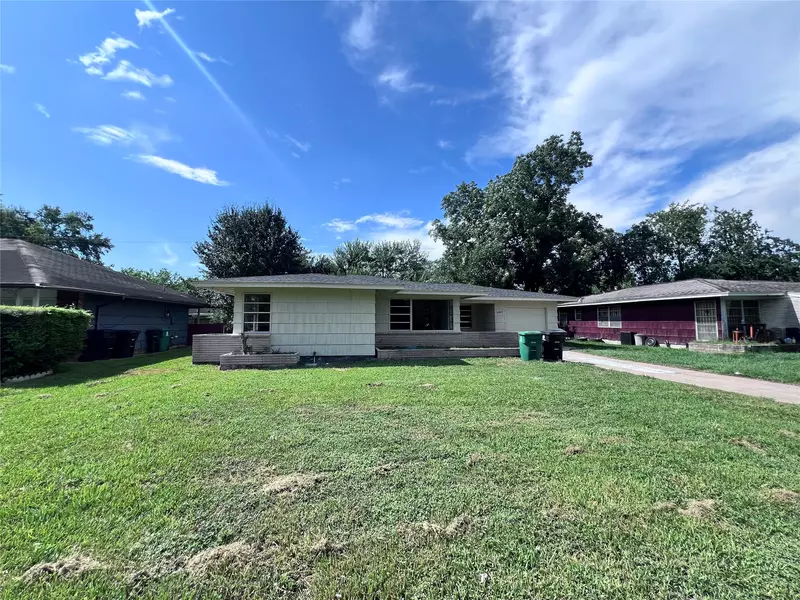 5742 Flamingo DR, Houston, TX 77033