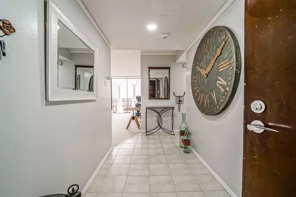 Houston, TX 77002,2016 Main ST #1817