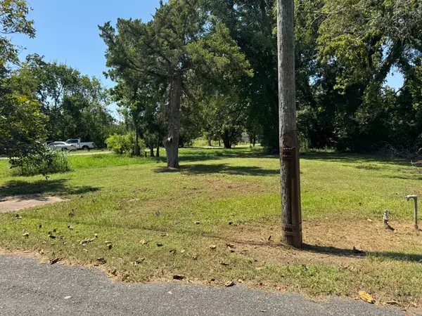 605 N Outlar ST, Wharton, TX 77488