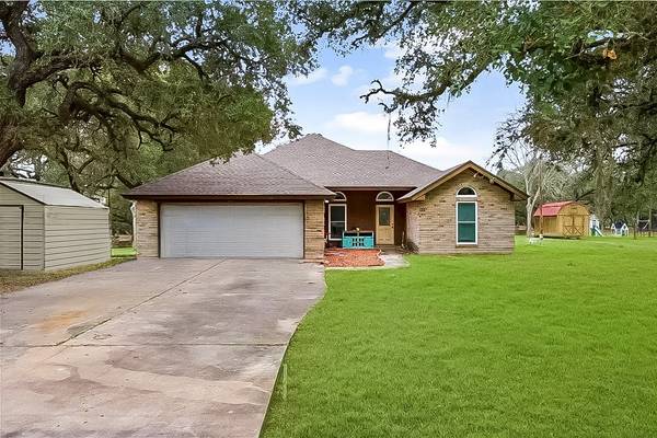 839 Live Oak DR, Inez, TX 77968