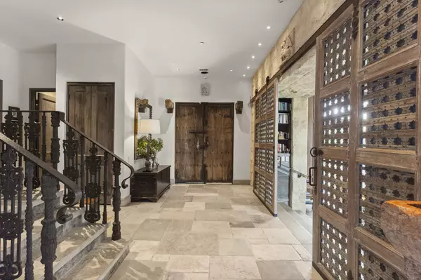 Houston, TX 77056,5651 Doliver DR