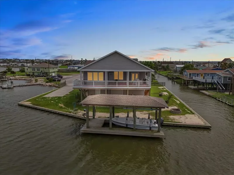 7014 Terrasso DR, Hitchcock, TX 77563