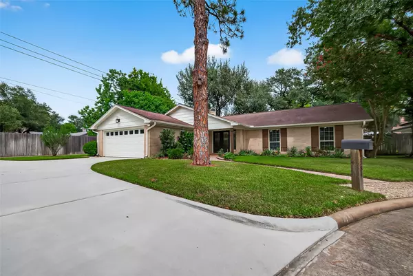 2834 Fontana DR, Houston, TX 77043