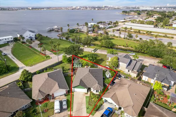 24 Clara Barton LN, Galveston, TX 77551