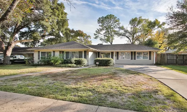 4809 Saxon ST, Bellaire, TX 77401