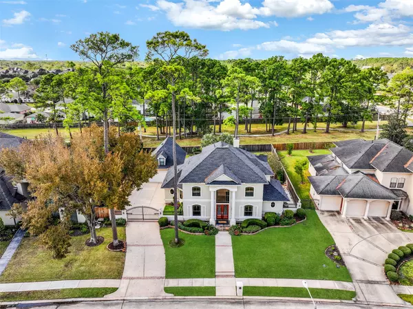 610 Royal Oaks DR, Friendswood, TX 77546