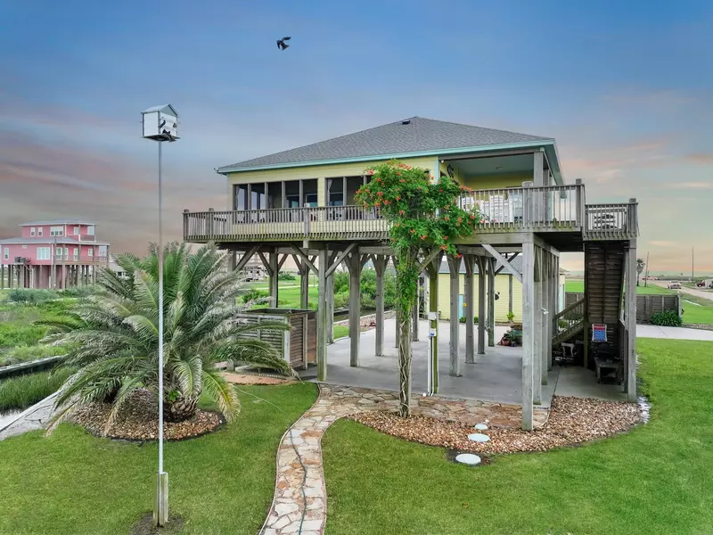 1038 Elizabeth ST, Gilchrist, TX 77617