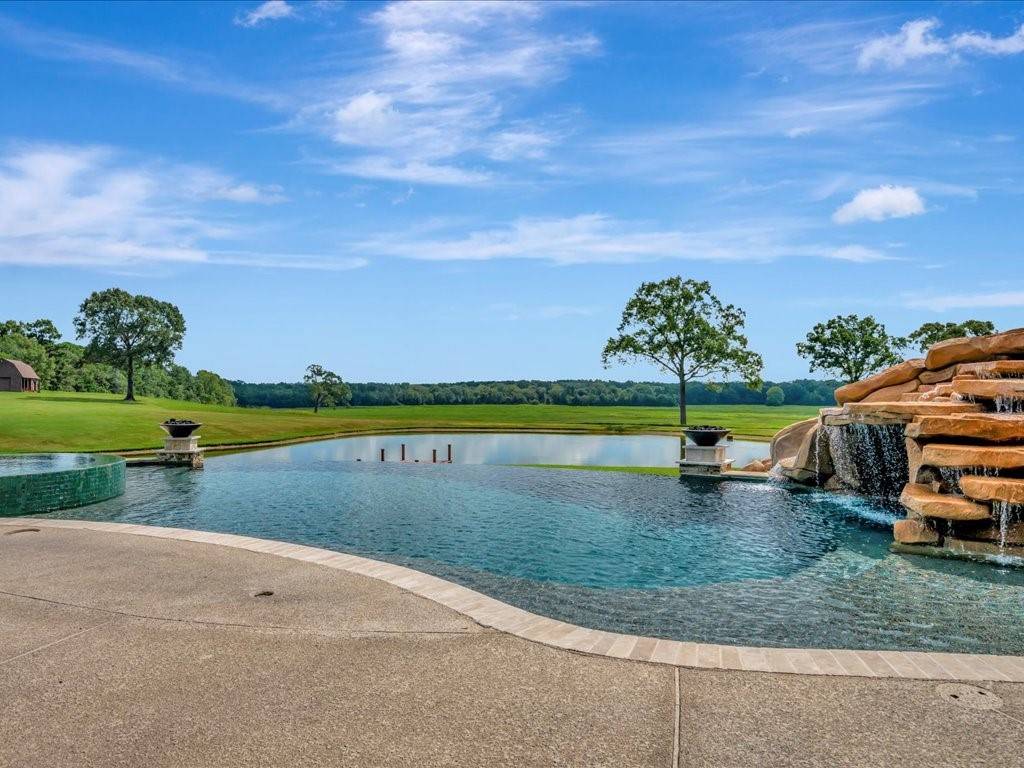 1811 Caspers Cove RD, Lufkin, TX 75904