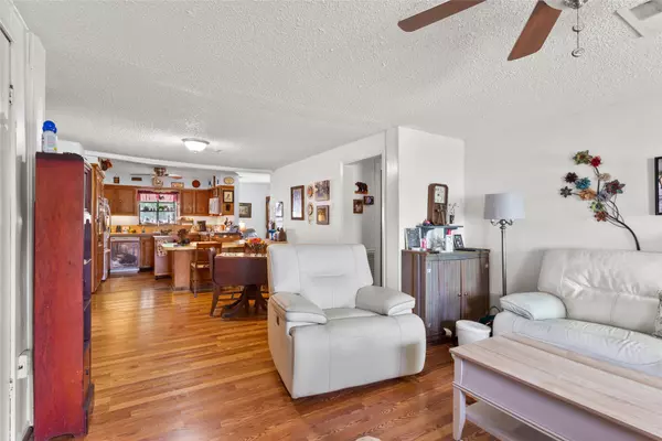 Highlands, TX 77562,405 N Magnolia ST