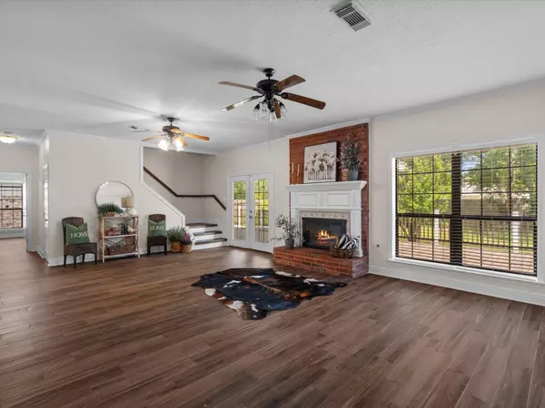 1400 Oak Hollow DR, Dickinson, TX 77539