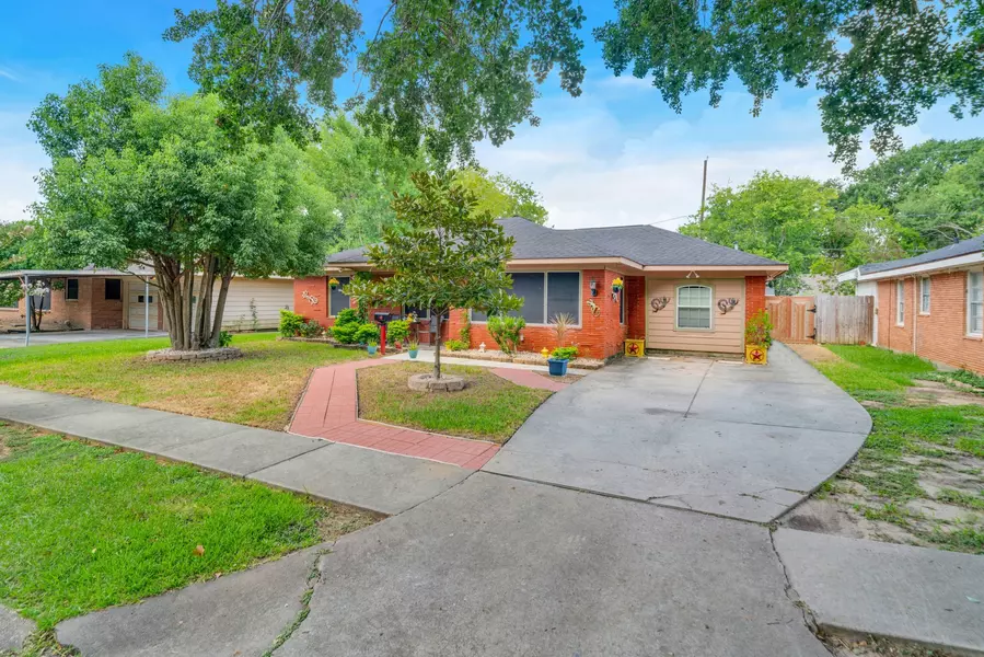 1912 Monroe DR, Pasadena, TX 77502