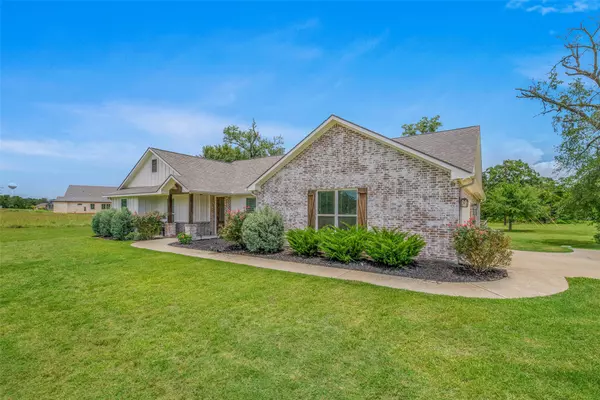 9868 Albert DR, Iola, TX 77861
