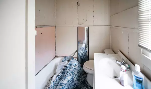 Hallettsville, TX 77964,820 S Main ST