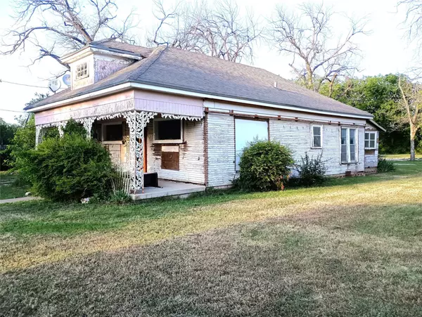 208 N Neches ST, Coleman, TX 76834