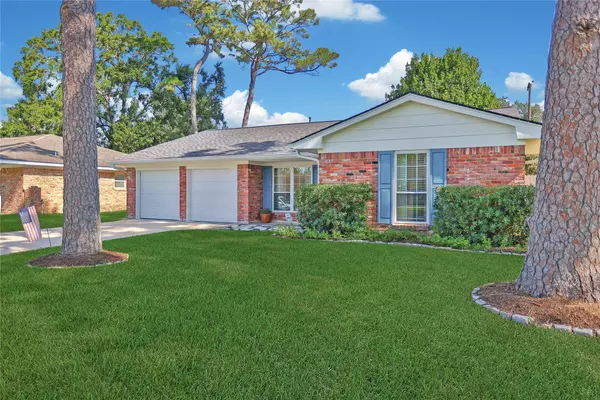 1106 Chamboard LN, Houston, TX 77018