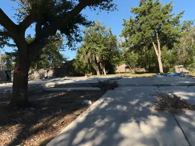 407 Meadow LN, Hitchcock, TX 77563